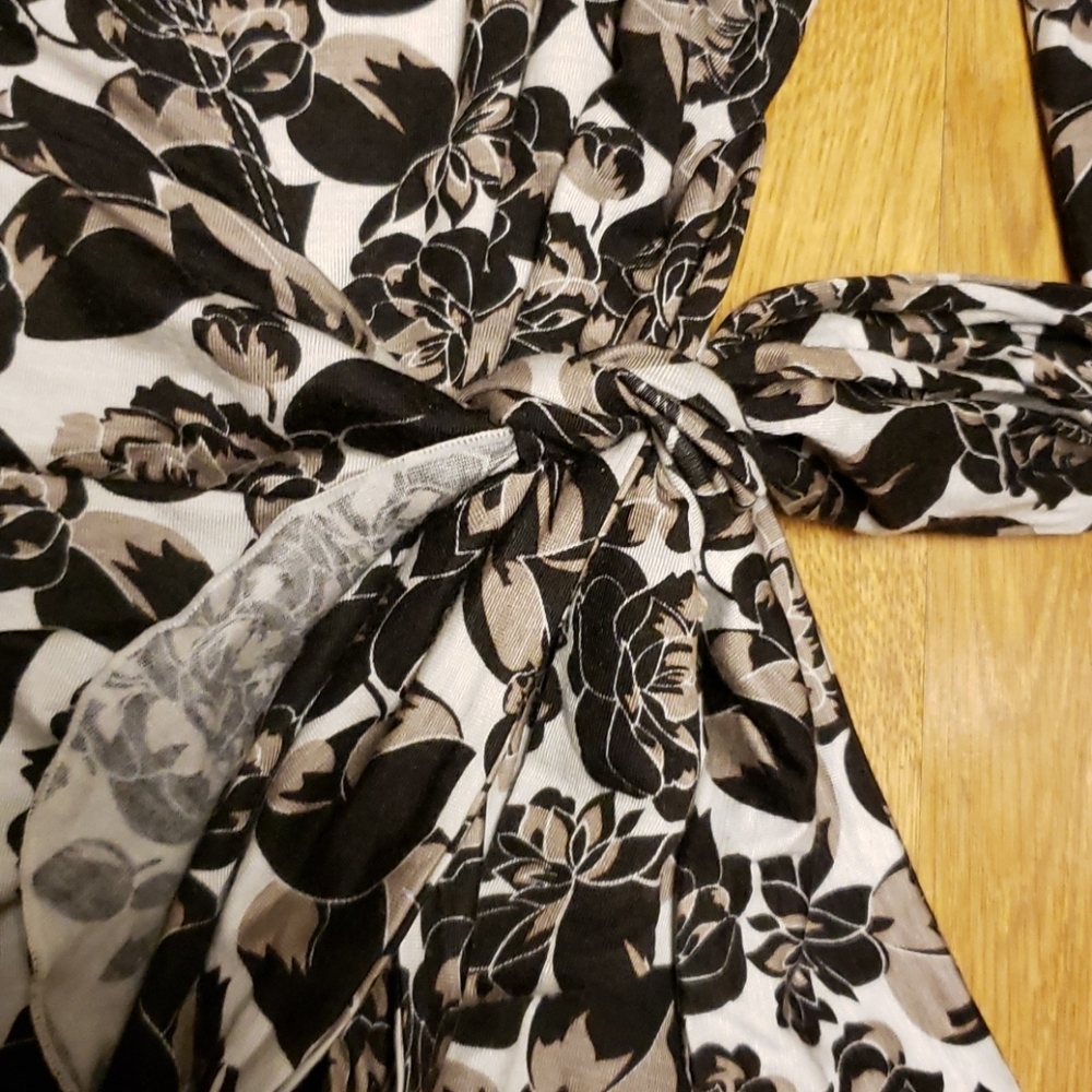 Banana Republic black rose wrap top sz small - Picture 3 of 3